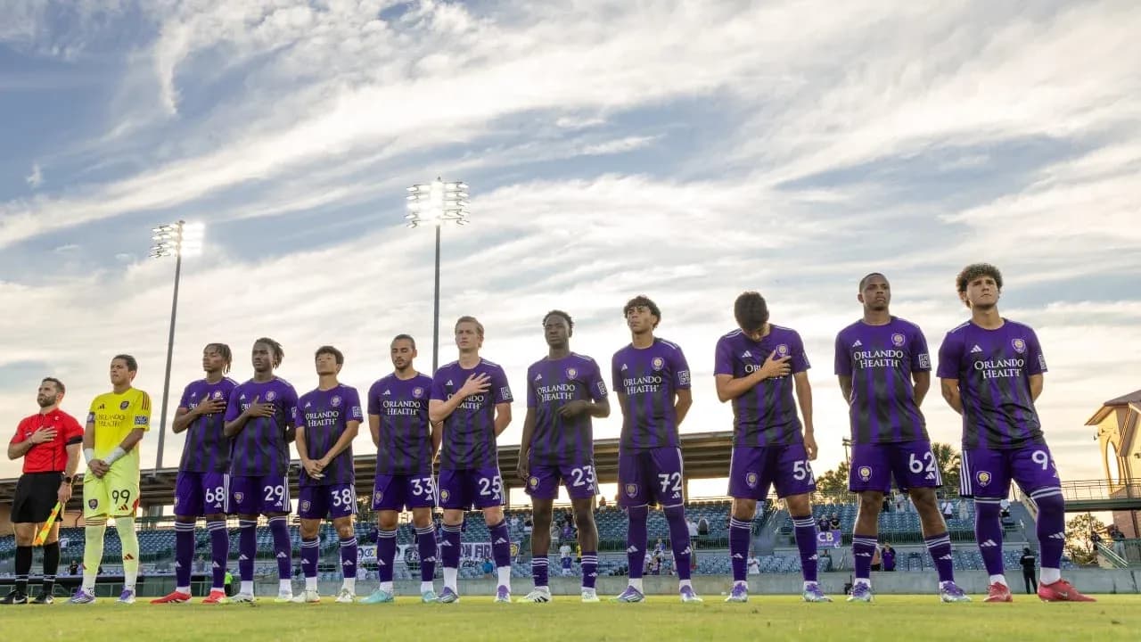 Jugadores de Orlando City II alineados para el himno