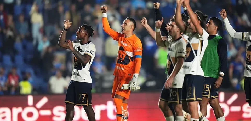 Jugadores de Pumas celebrando con la afición