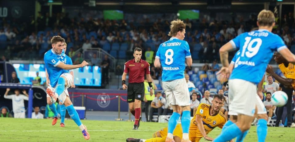 Jugador del Napoli disparando a puerta