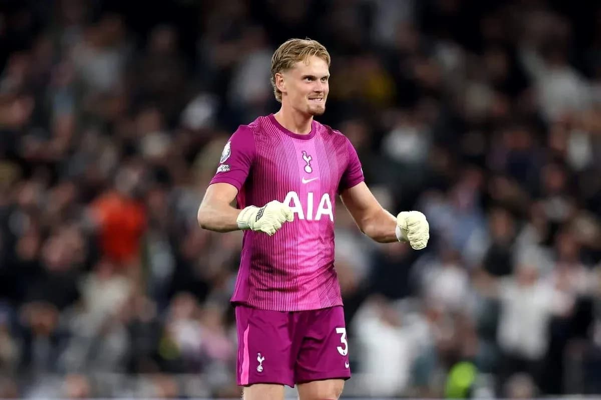 Portero de Tottenham celebrando con guantes en mano