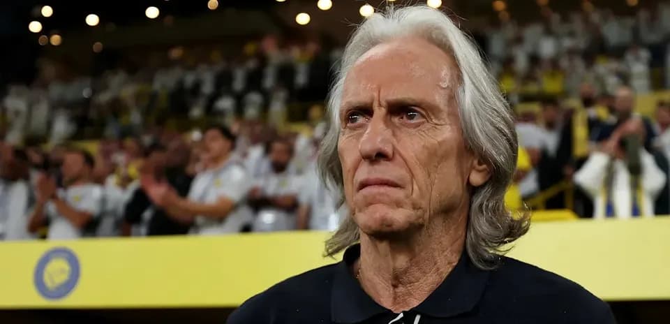 Entrenador observando desde la banda del estadio