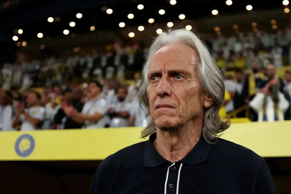 Entrenador observando desde la banda del estadio