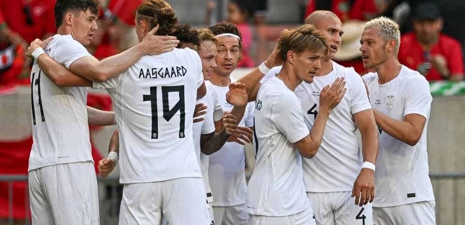 Jugadores celebrando un gol en el partido