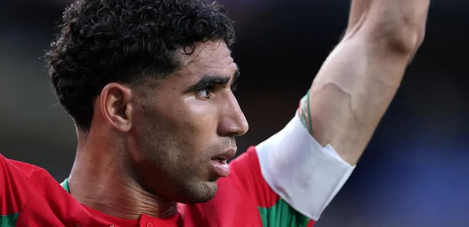 Jugador levantando la mano durante el partido