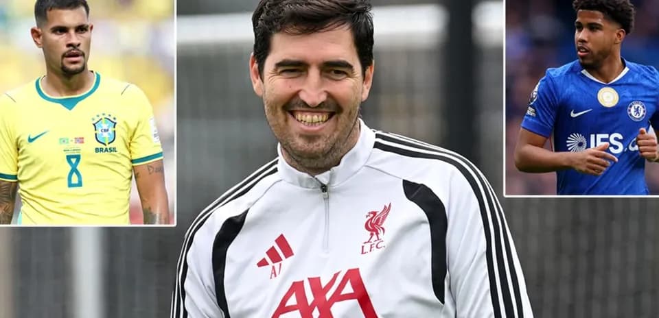 Entrenador de Liverpool sonriente en sesión de entrenamiento