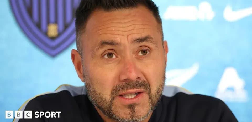 Entrenador hablando en una conferencia de prensa