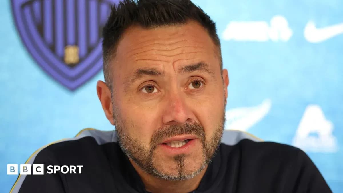 Entrenador hablando en una conferencia de prensa