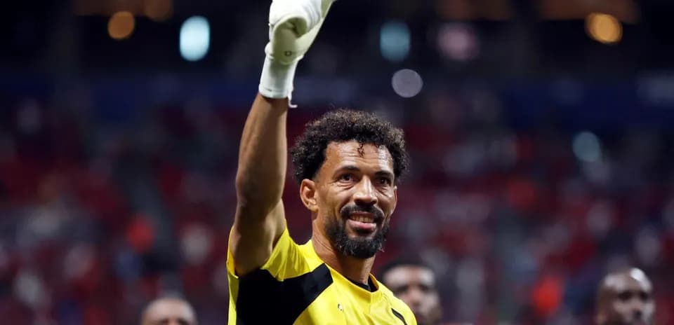 Árbitro levantando la mano durante el partido