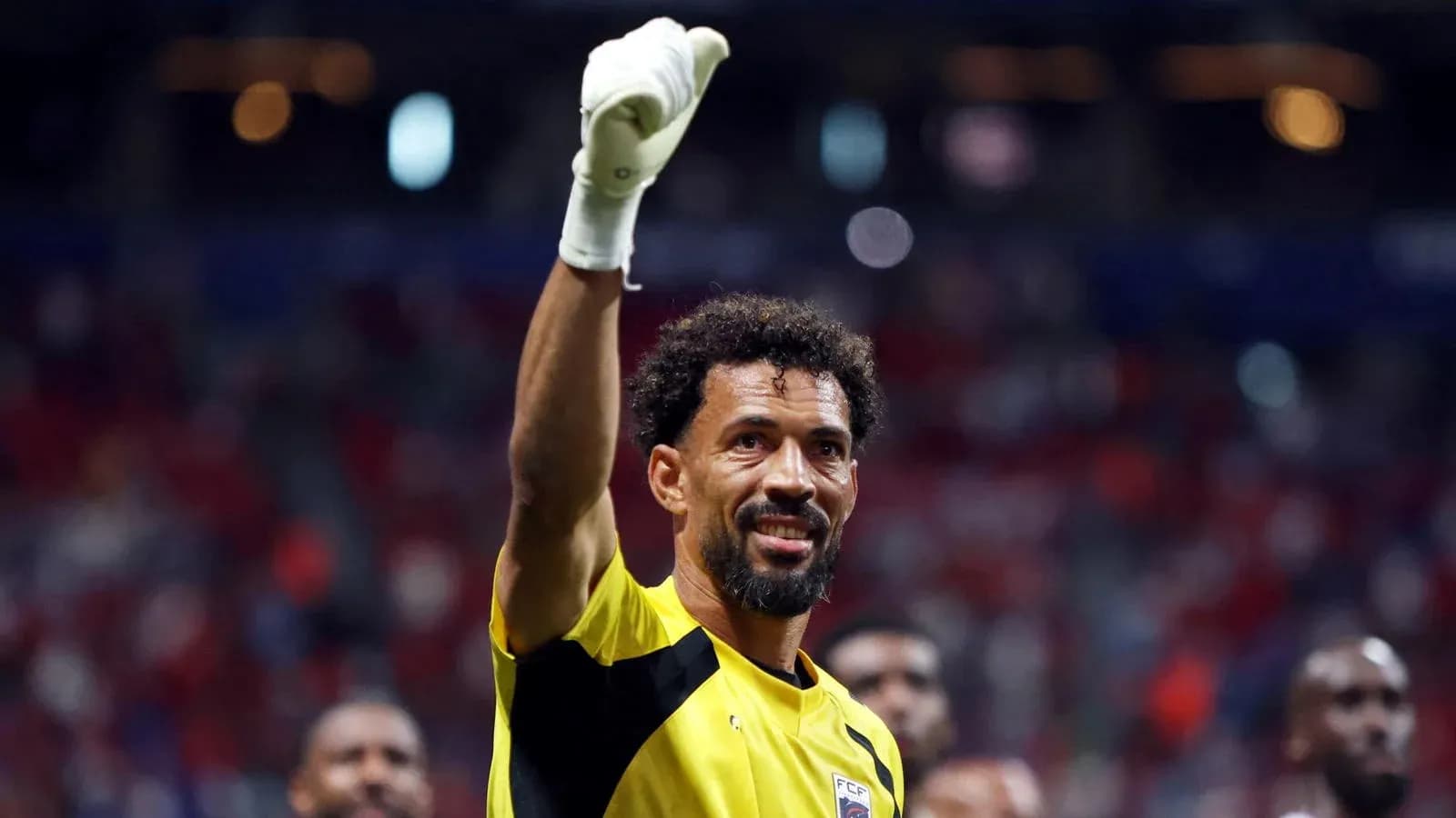 Árbitro levantando la mano durante el partido