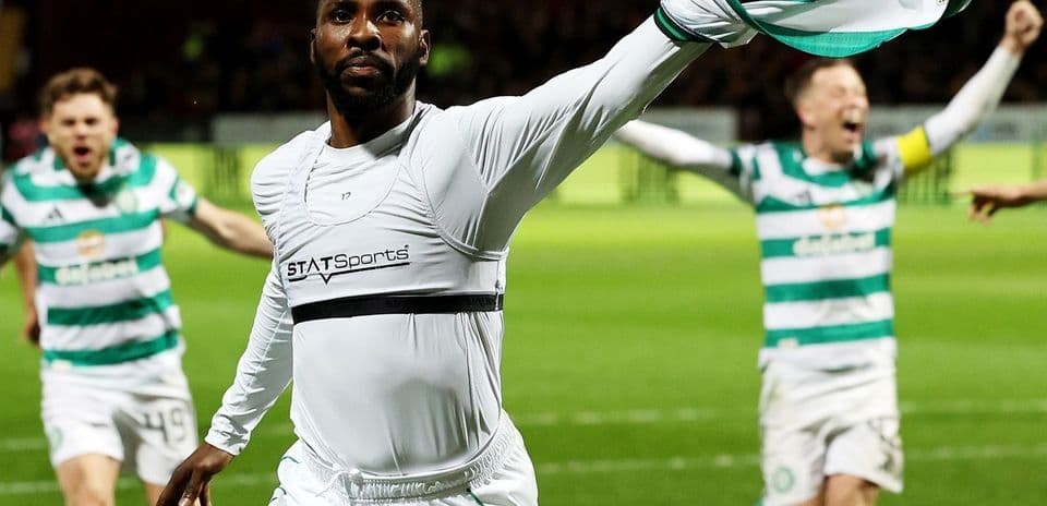 Jugador celebrando con camiseta en campo de fútbol
