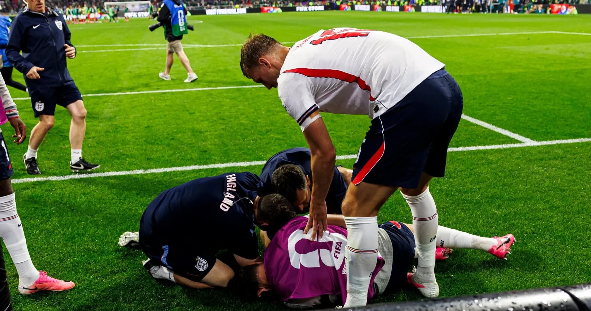Jugadores de Inglaterra atendiendo a un compañero caído