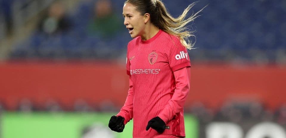 Jugadora celebrando durante el partido de fútbol