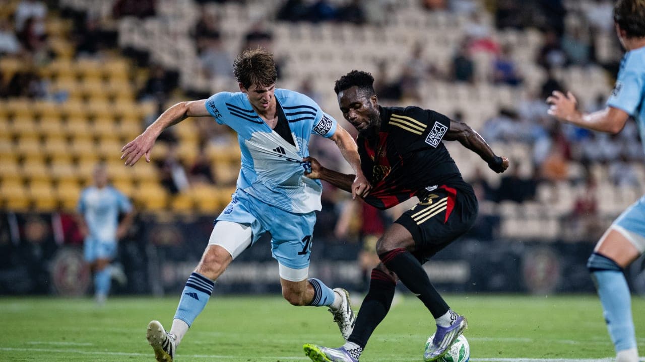 Jugador de Atlanta United II compitiendo por el balón