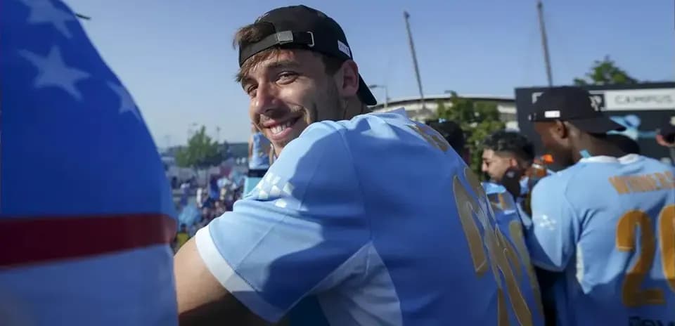 Jugador sonriendo en evento con otros compañeros