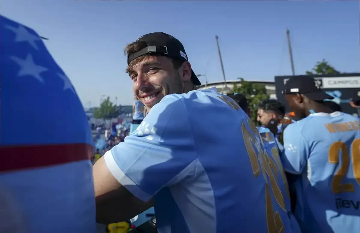 Jugador sonriendo en evento con otros compañeros