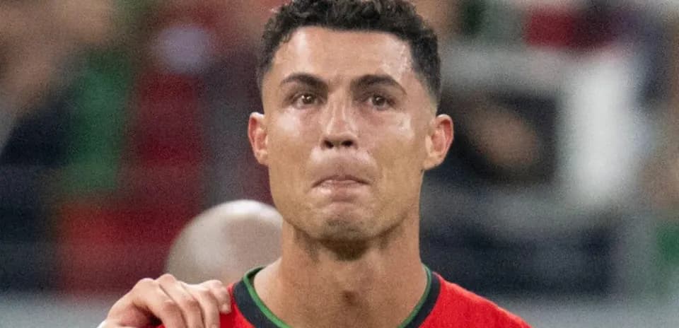 Jugador de fútbol en camiseta de Portugal durante partido