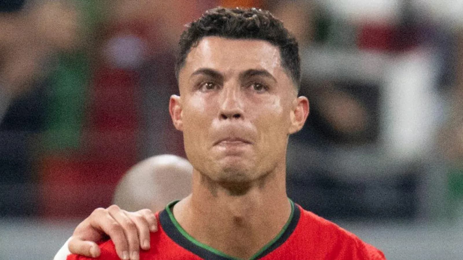 Jugador de fútbol en camiseta de Portugal durante partido