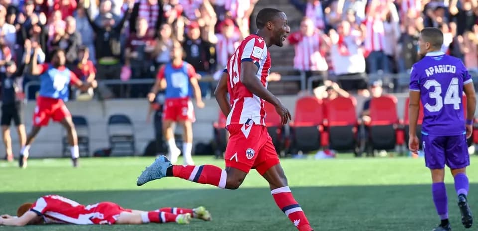 Jugador de Atlético Ottawa celebra un gol