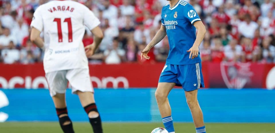 Jugadores de Sevilla y Real Madrid en acción