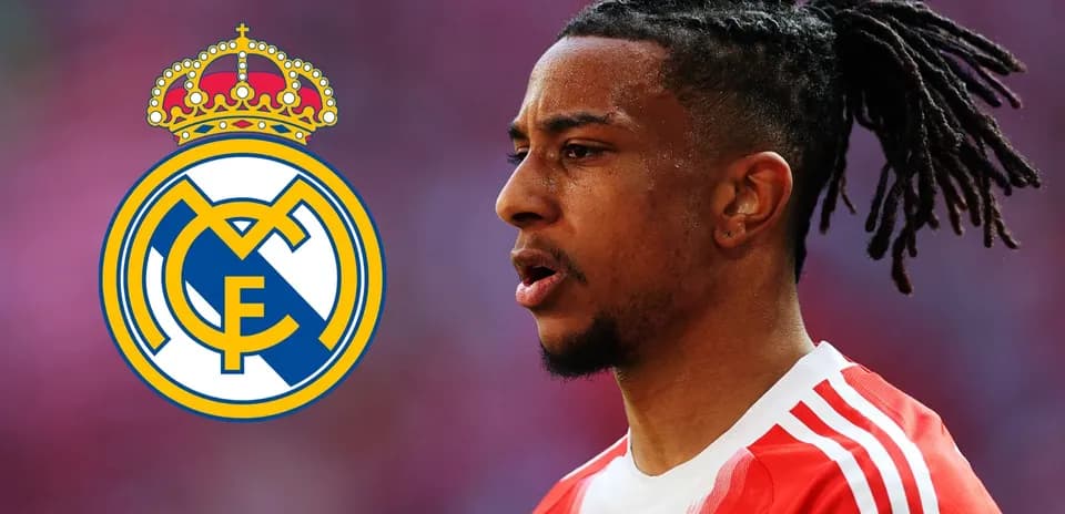 Jugador de fútbol con el logo del Real Madrid