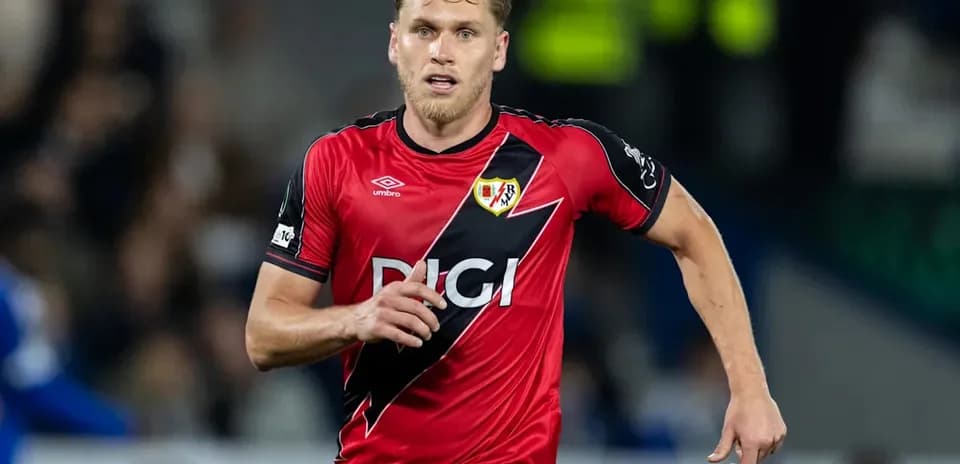 Jugador de Rayo Vallecano corriendo durante el partido