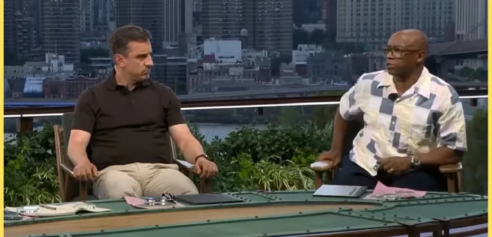 Dos comentaristas sentados en un programa de televisión