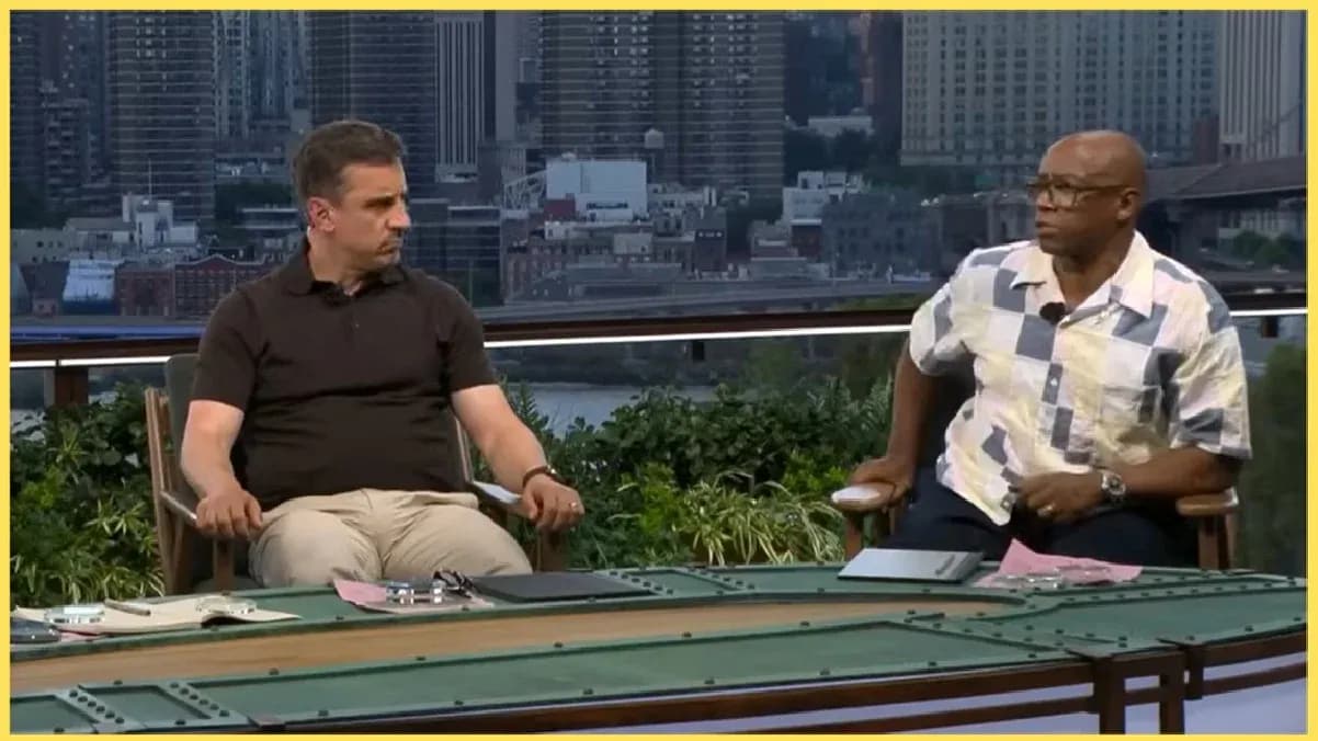 Dos comentaristas sentados en un programa de televisión