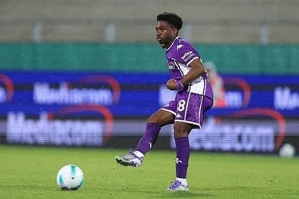 Jugador con balón durante partido de fútbol