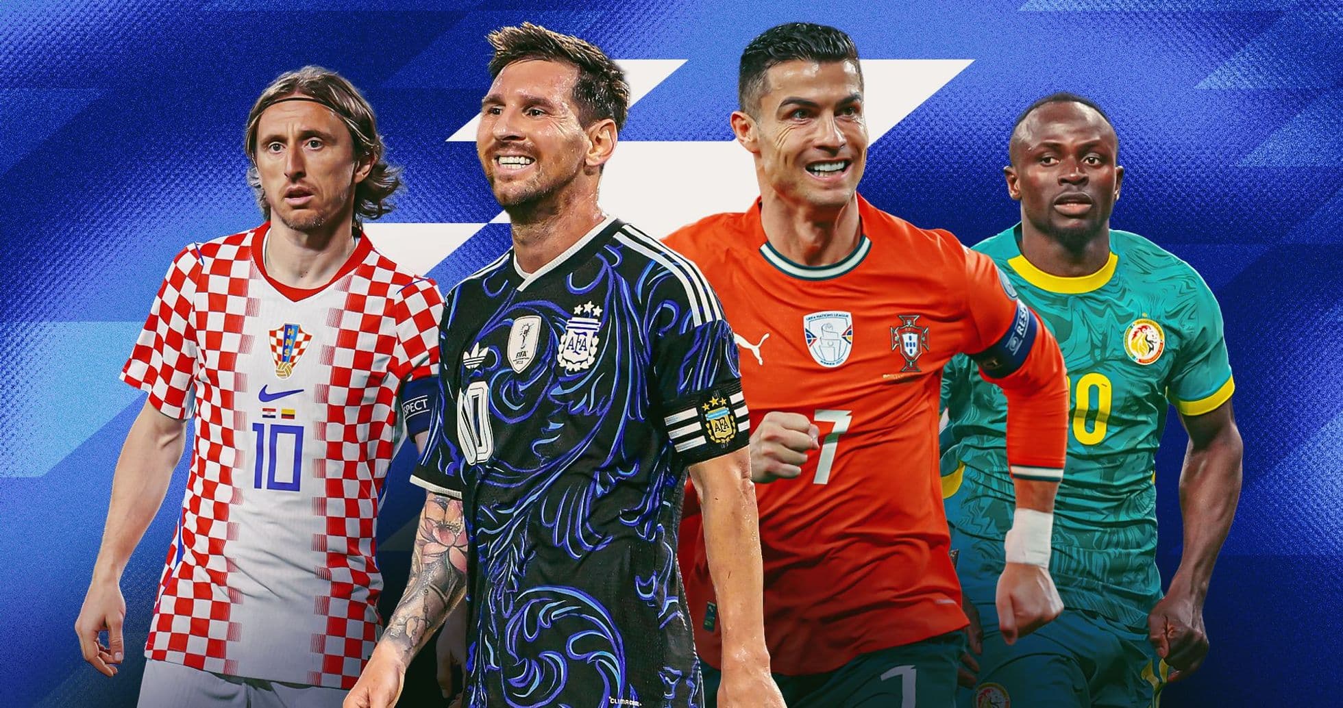 Cuatro jugadores de fútbol en camisetas de selecciones