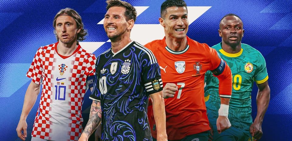 Cuatro jugadores de fútbol en camisetas de selecciones