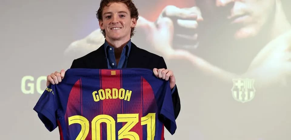Jugador presenta camiseta de Barcelona con nombre y número