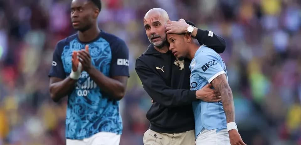 Entrenador consolando a jugador tras partido