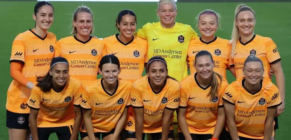 Jugadoras del Houston Dash en uniforme naranja
