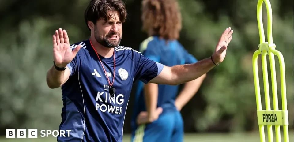 Entrenador dirigiendo a jugadores en sesión de entrenamiento