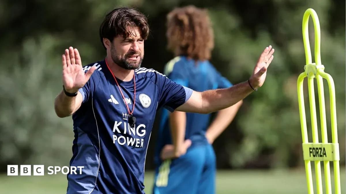 Entrenador dirigiendo a jugadores en sesión de entrenamiento