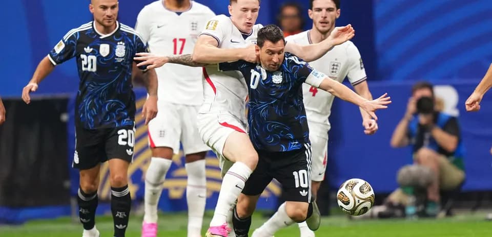 Lionel Messi luchando por el balón en partido