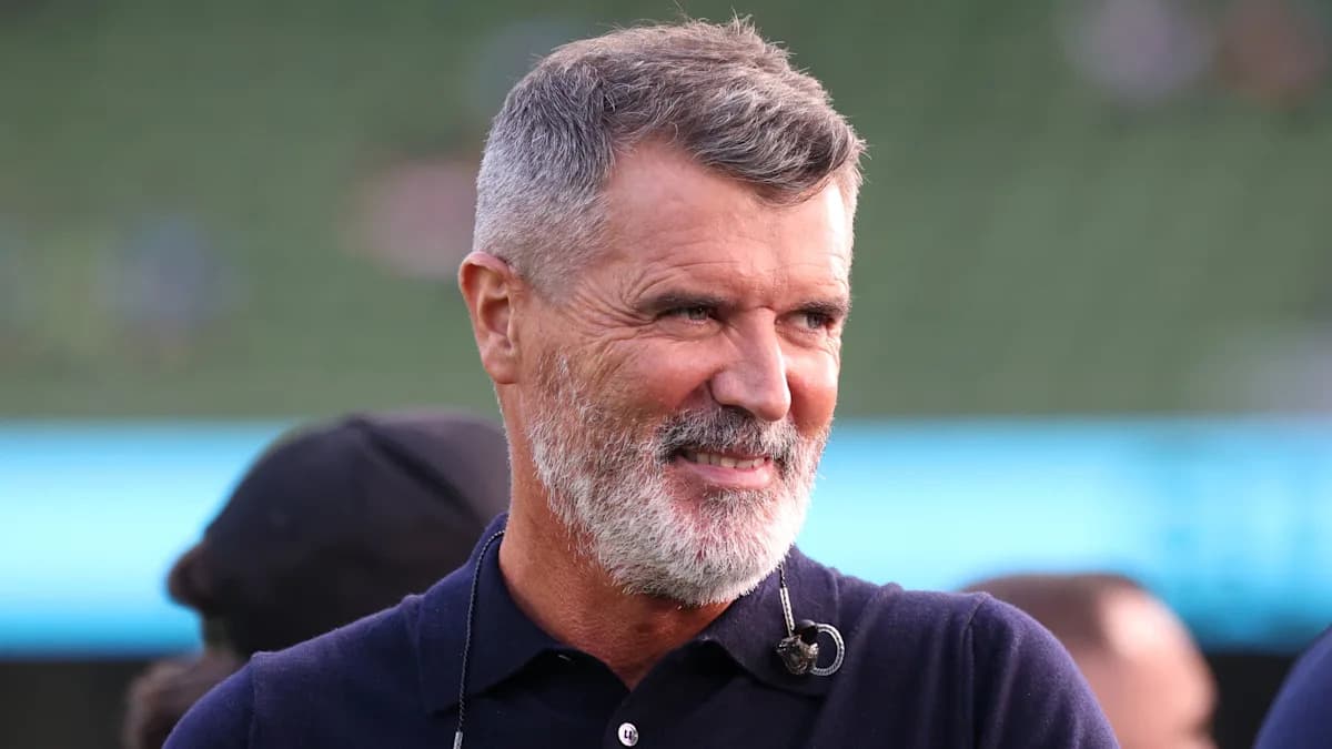 Hombre con barba sonriendo en un evento deportivo
