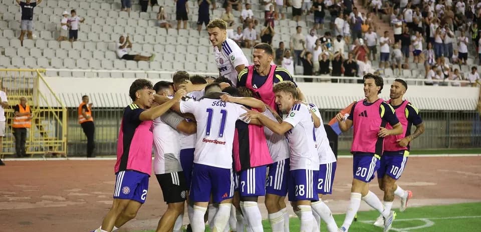 Celebración de equipo tras un gol en el partido