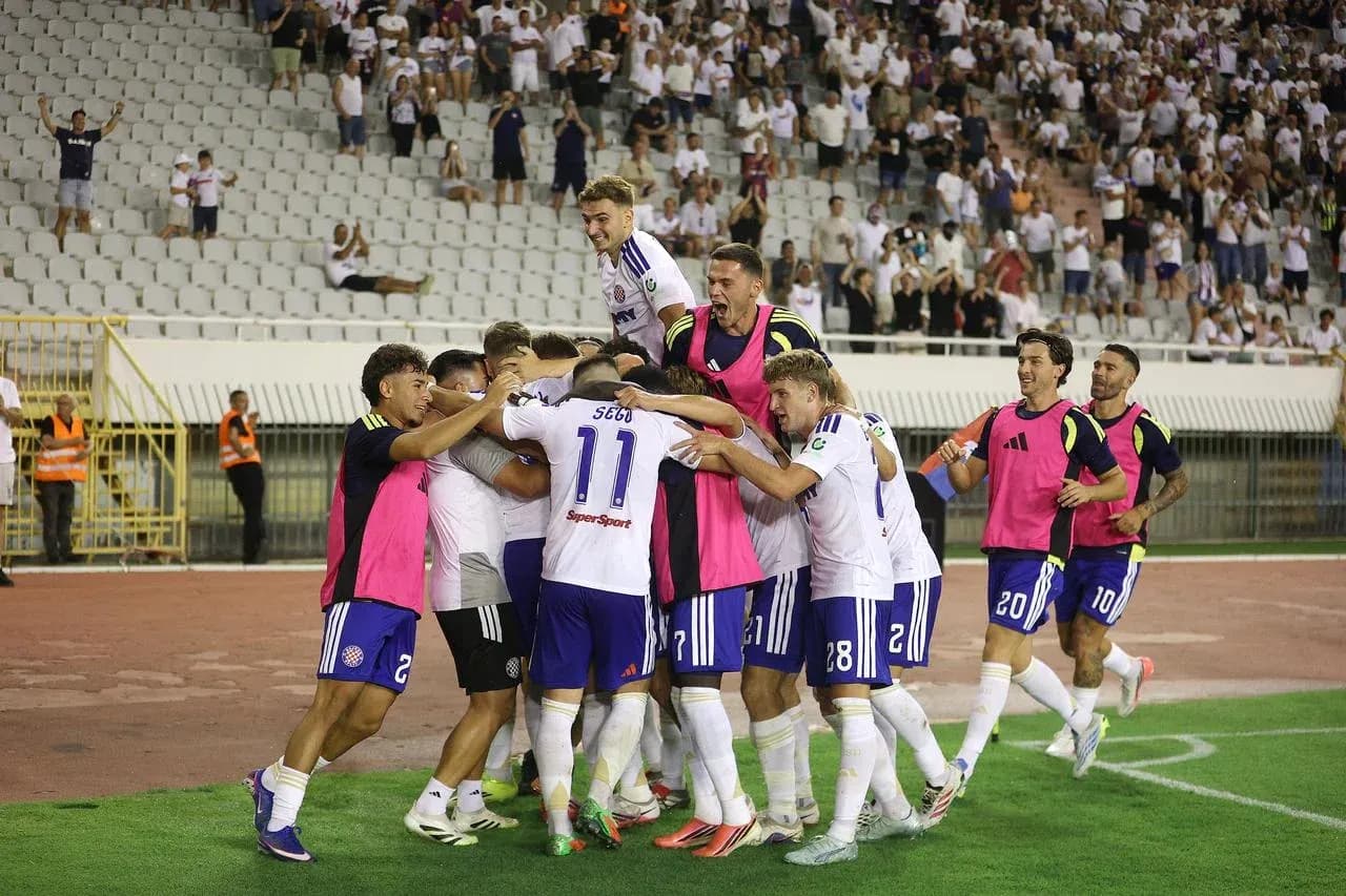 Celebración de equipo tras un gol en el partido