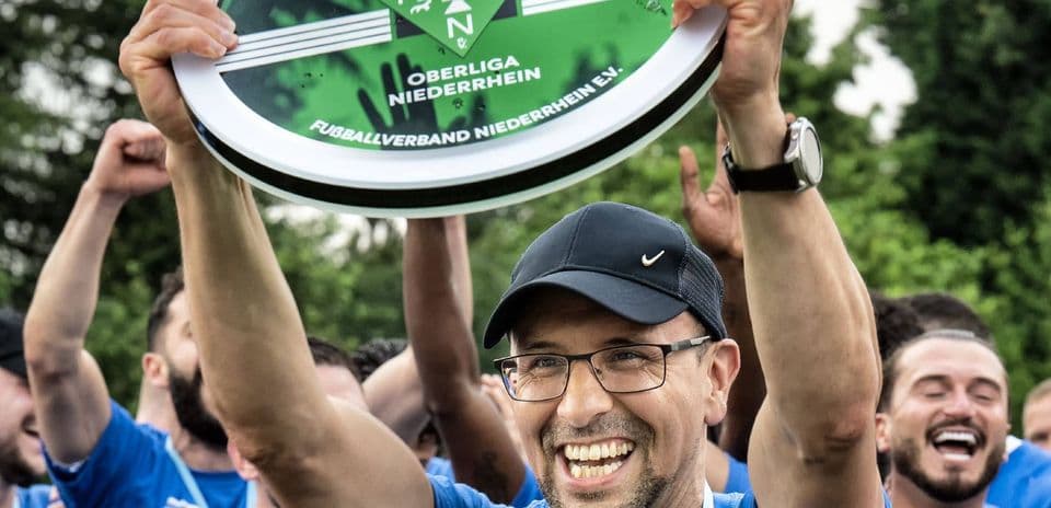 Celebración del equipo con el trofeo Oberliga Niederrhein