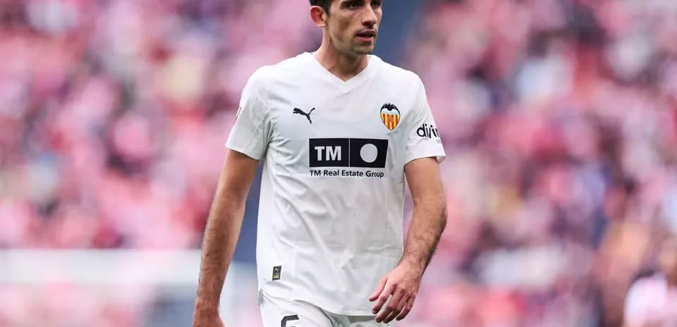 Jugador de Valencia en acción durante el partido