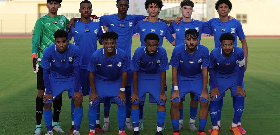 Equipo Al Nasr U23 posando para la foto