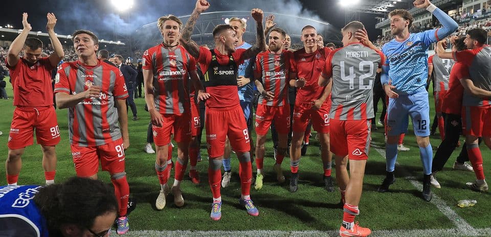 Jugadores de Cremonese celebrando en el campo