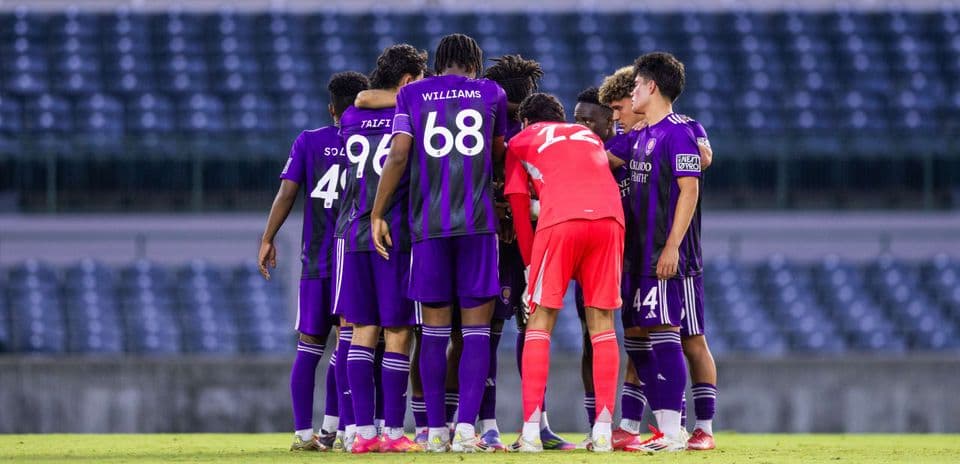 Jugadores de Orlando City II en huddle