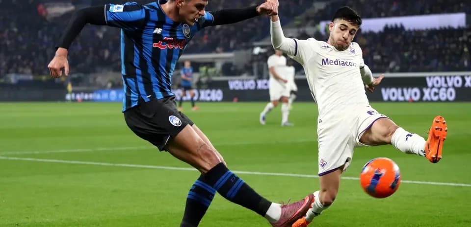 Jugadores de Fiorentina y Atalanta en acción
