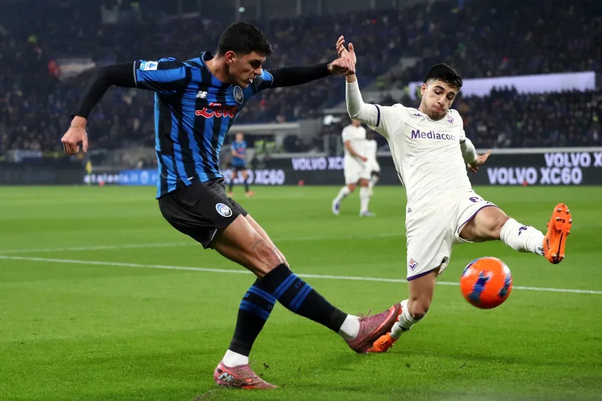 Jugadores de Fiorentina y Atalanta en acción