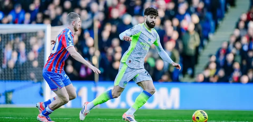 Jugador de Manchester City corriendo con el balón