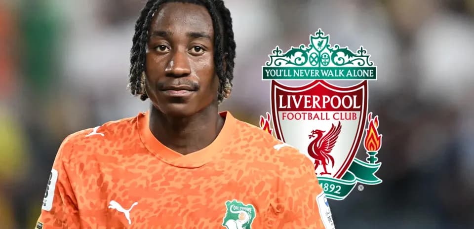 Portero con uniforme de Costa de Marfil y logo de Liverpool