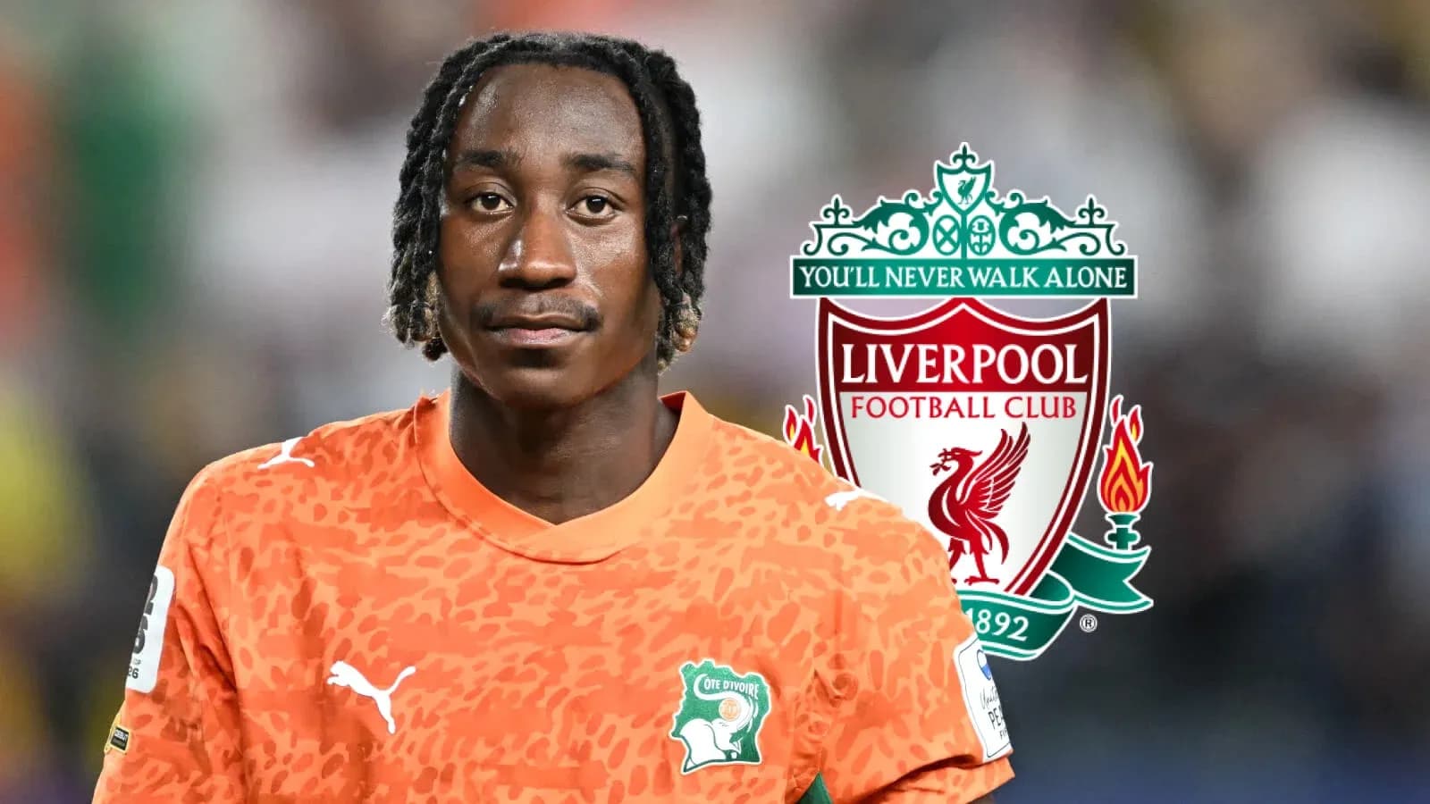 Portero con uniforme de Costa de Marfil y logo de Liverpool