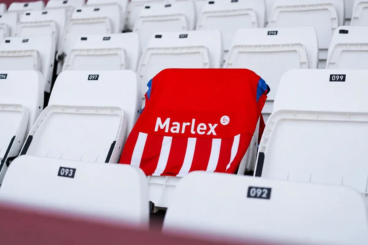 Camiseta roja con rayas en asiento vacío de estadio